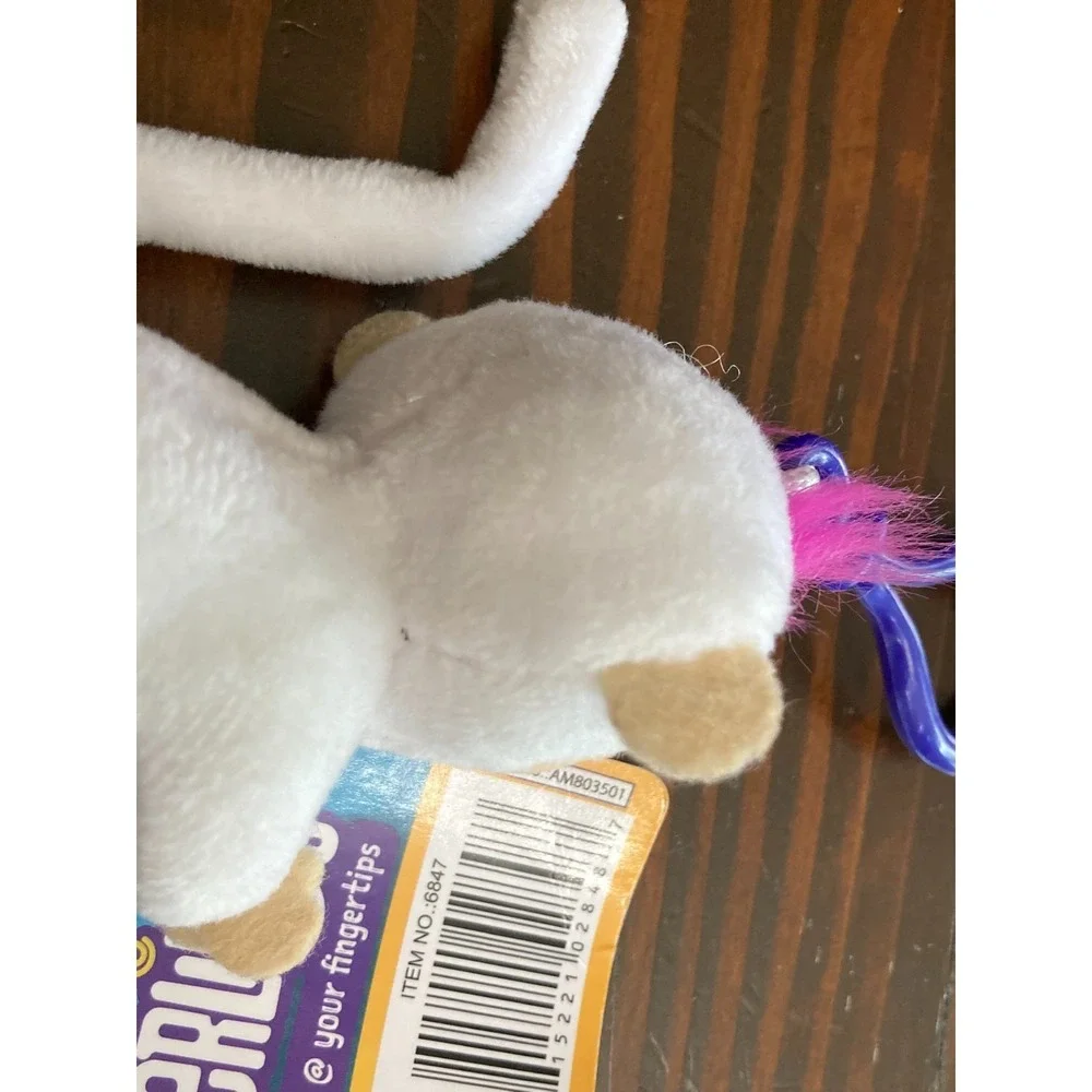 2018 Fingerlings Plush Hugger Clip-On‎ White Monkey Keychain - Closes Eyes - NWT
